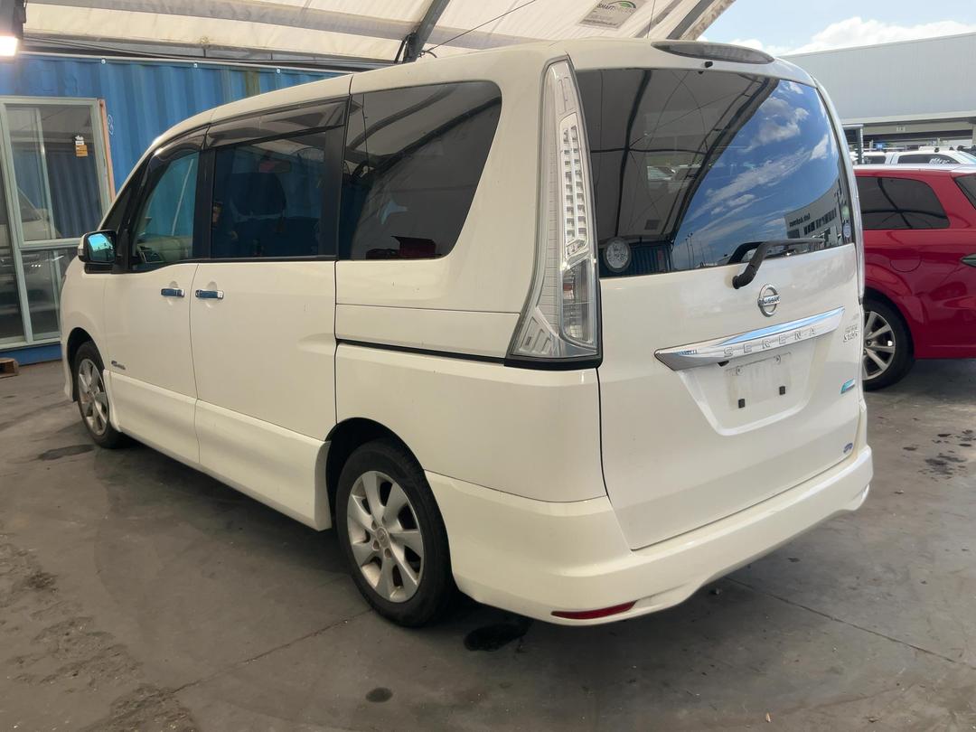Photo '4' of Nissan Serena Photo '4' of Nissan Serena