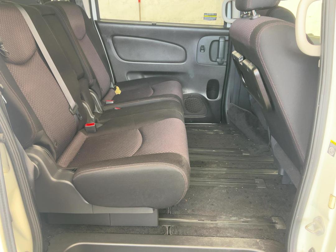 Photo '7' of Nissan Serena Photo '7' of Nissan Serena