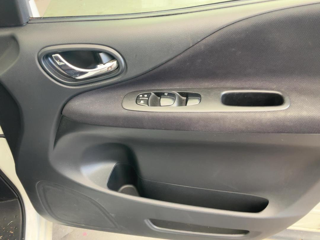 Photo '8' of Nissan Serena Photo '8' of Nissan Serena