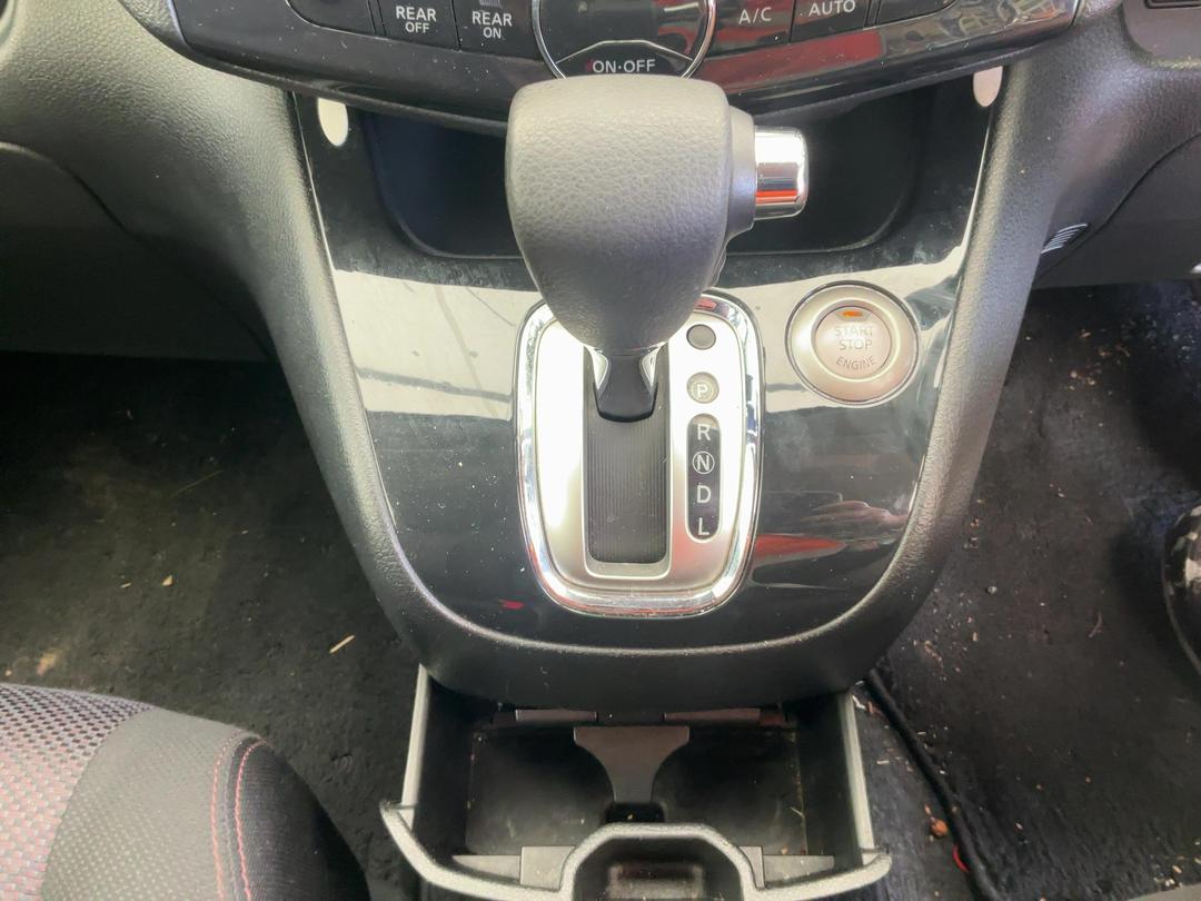 Photo '12' of Nissan Serena Photo '12' of Nissan Serena