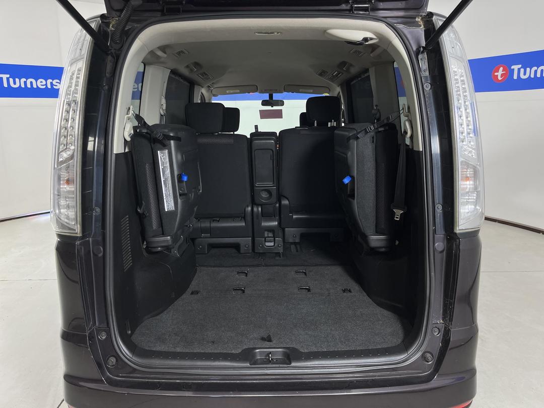 Photo '12' of Nissan Serena