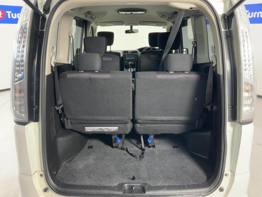 Photo '12' of Nissan Serena Photo '12' of Nissan Serena