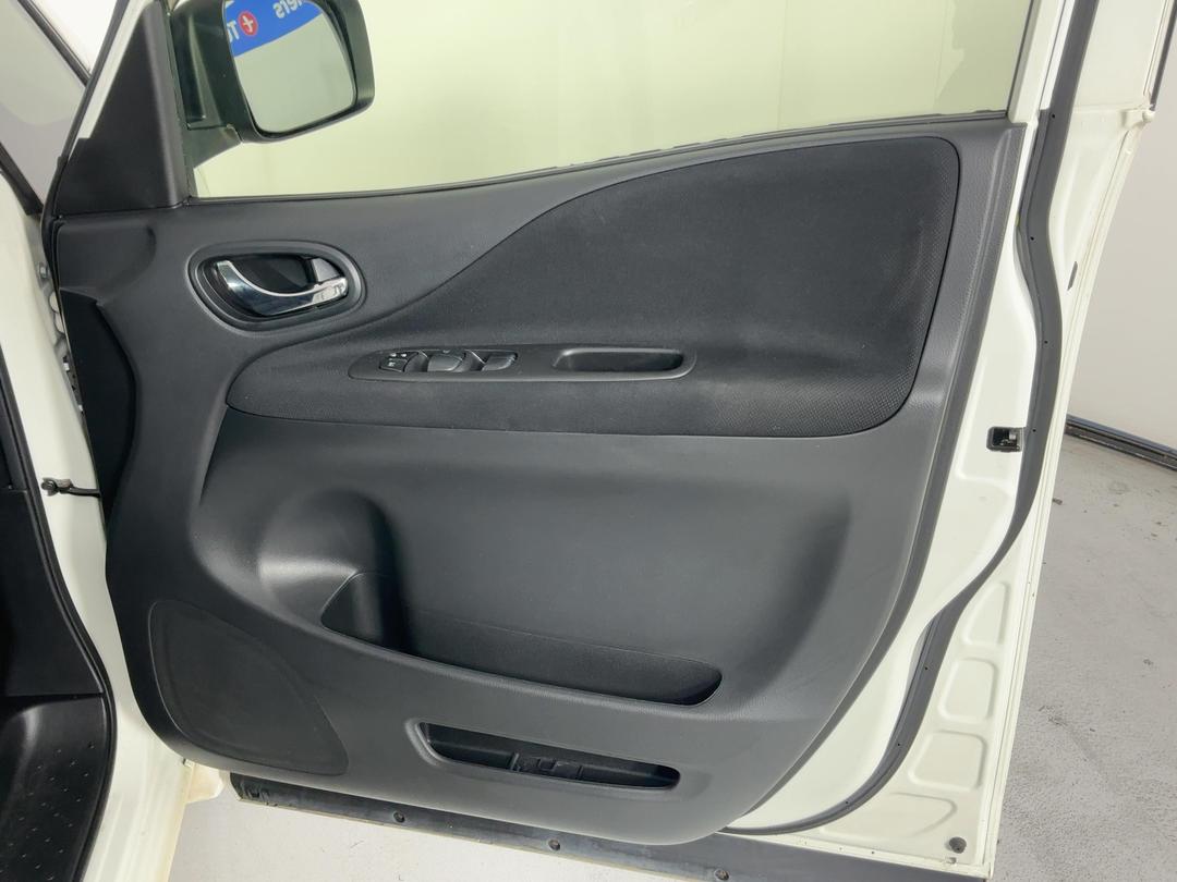Photo '13' of Nissan Serena Photo '13' of Nissan Serena