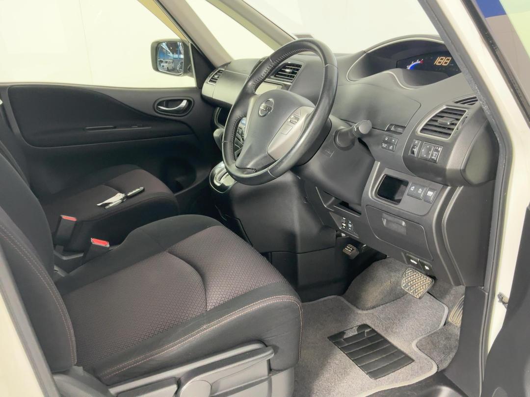 Photo '14' of Nissan Serena Photo '14' of Nissan Serena