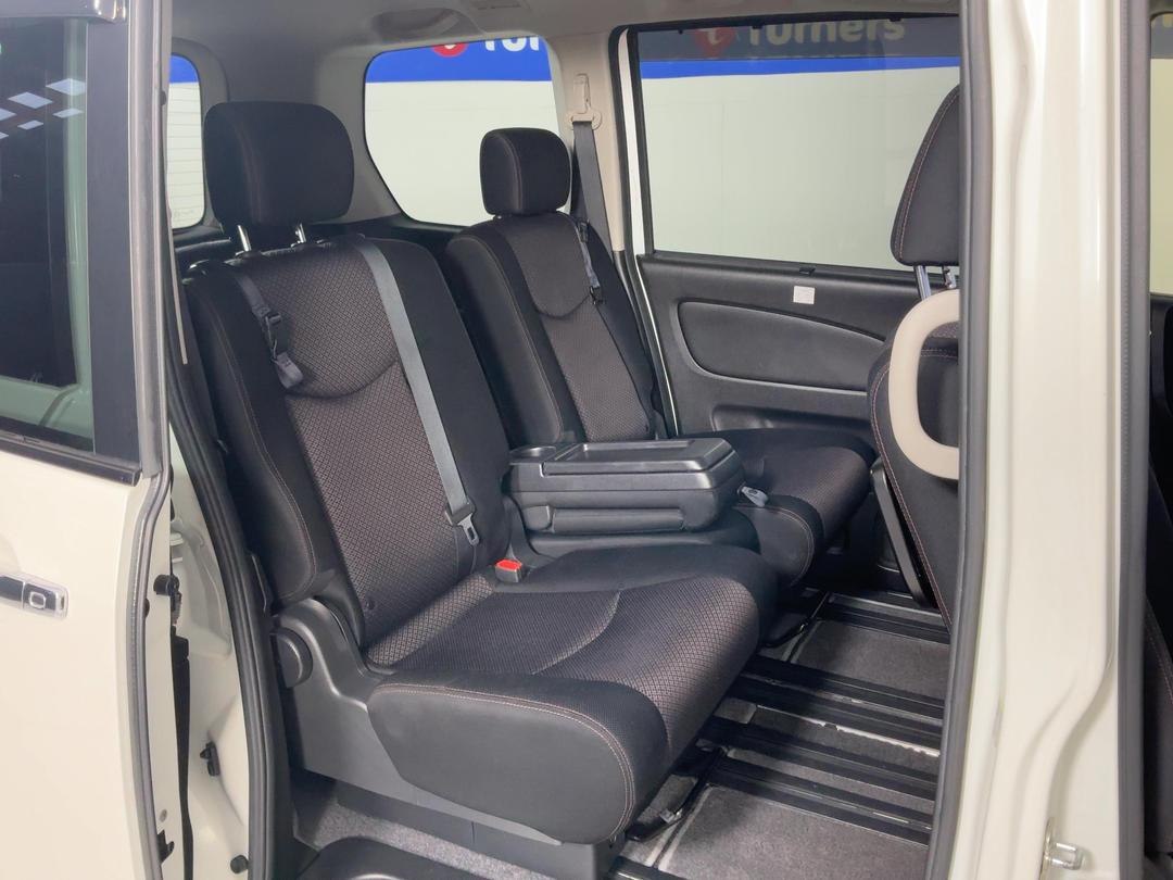 Photo '17' of Nissan Serena Photo '17' of Nissan Serena