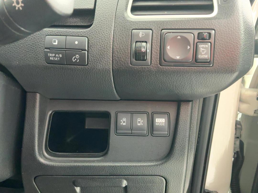 Photo '21' of Nissan Serena Photo '21' of Nissan Serena