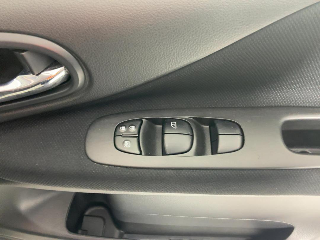 Photo '22' of Nissan Serena Photo '22' of Nissan Serena