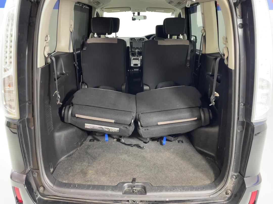 Photo '14' of Nissan Serena