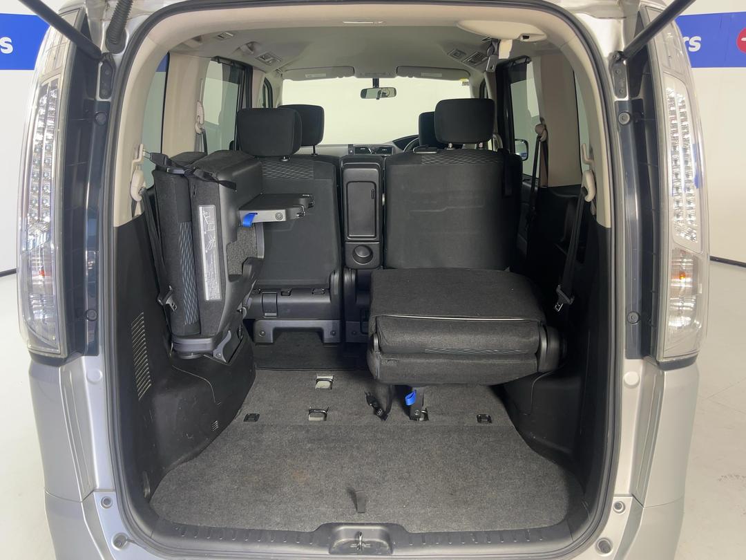 Photo '14' of Nissan Serena