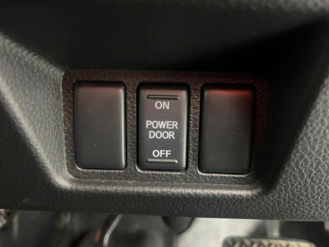 Photo '25' of Nissan Serena