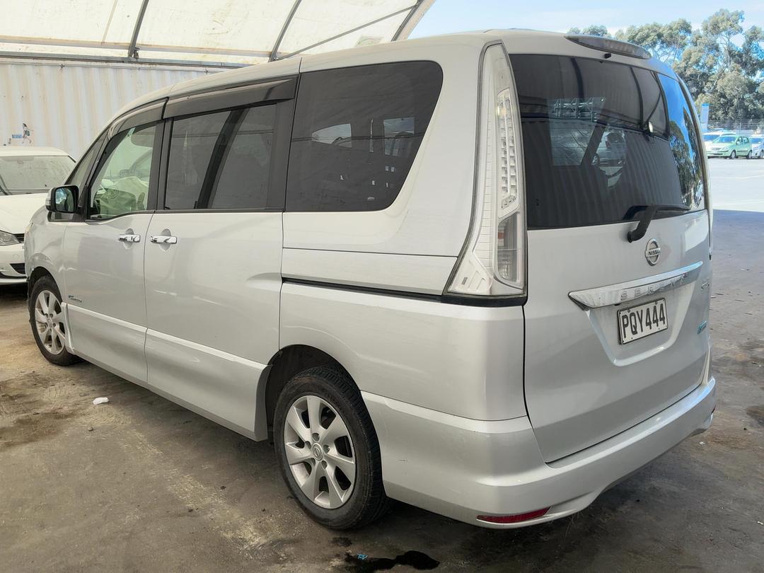Photo '8' of Nissan Serena Photo '8' of Nissan Serena