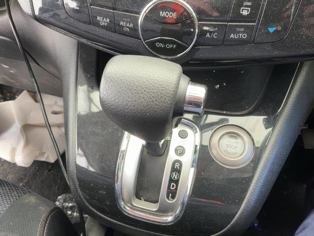 Photo '18' of Nissan Serena Photo '18' of Nissan Serena