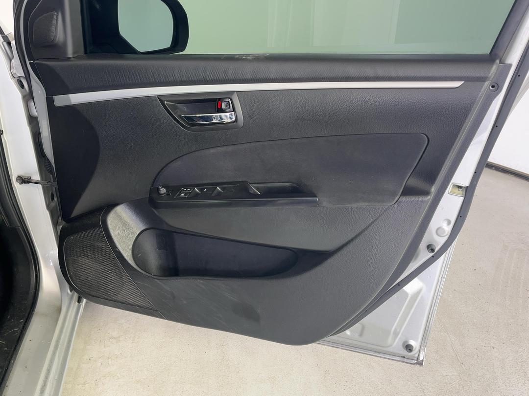 Photo '15' of Suzuki Swift