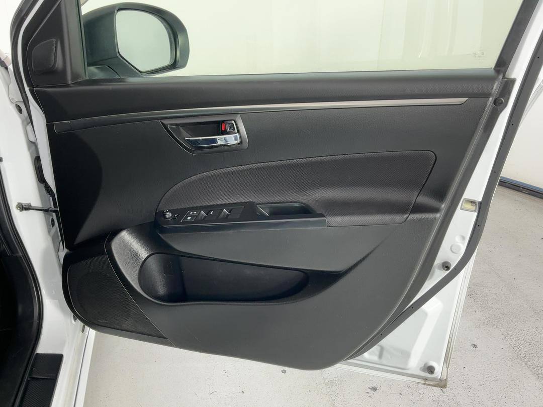 Photo '15' of Suzuki Swift