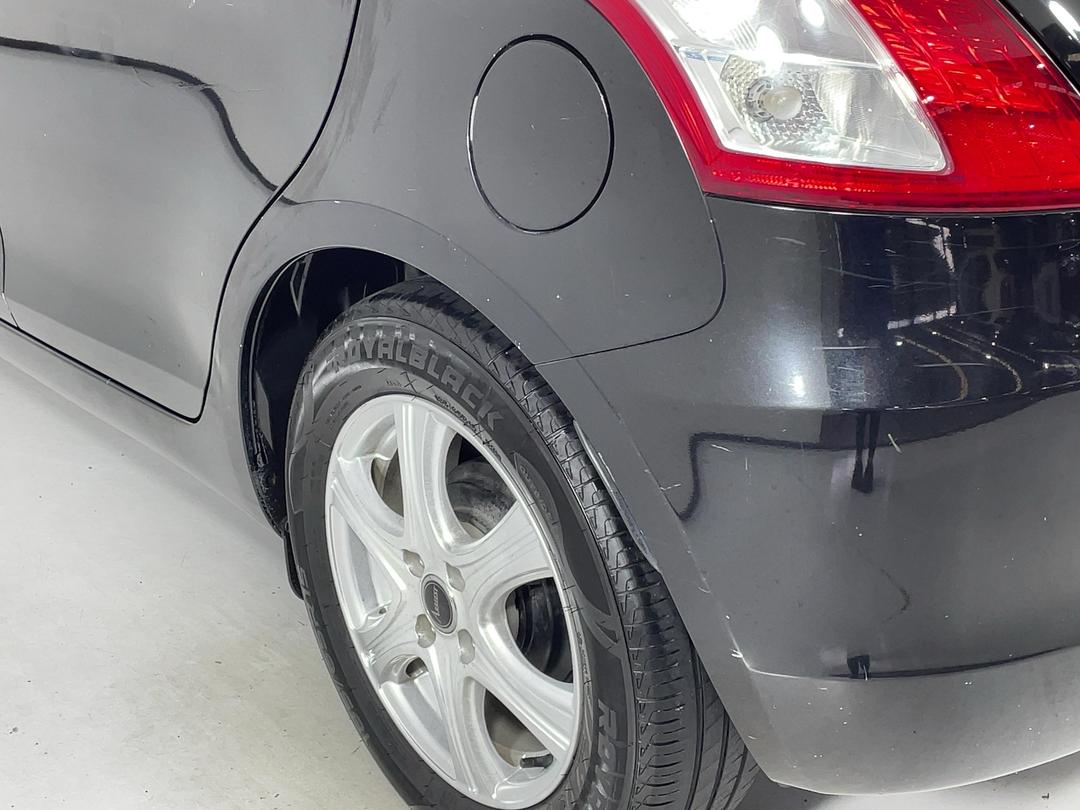 Photo '28' of Suzuki Swift