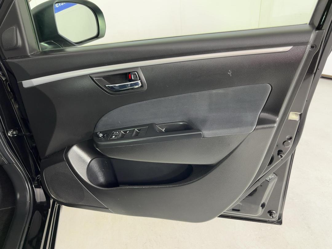 Photo '15' of Suzuki Swift