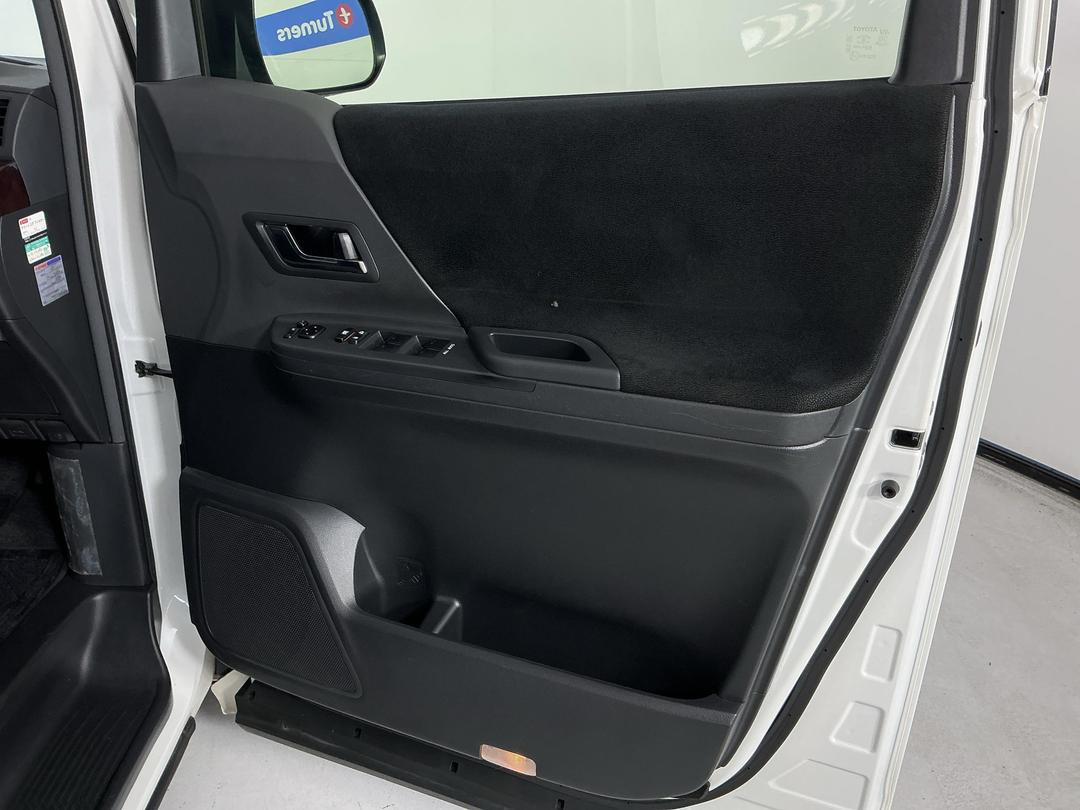 Photo '15' of Toyota Alphard