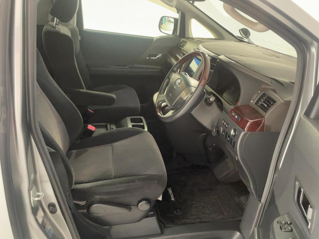 Photo '16' of Toyota Alphard