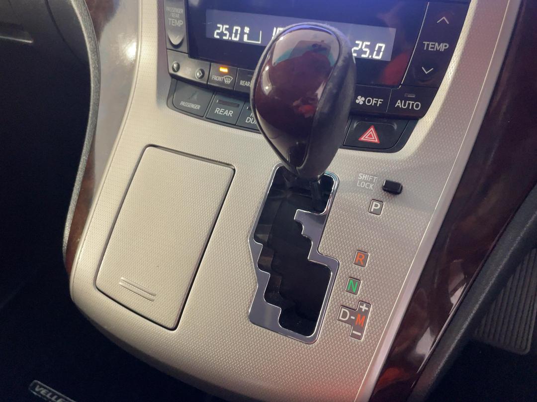 Photo '31' of Toyota Alphard