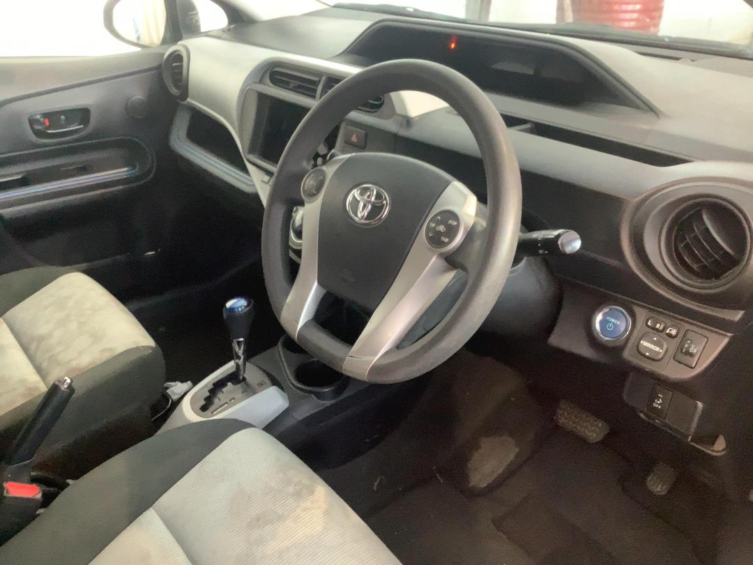 Photo '12' of Toyota Aqua Hybrid