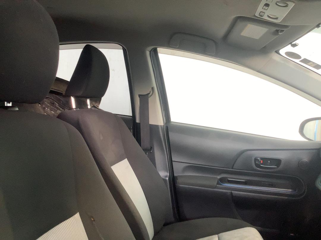 Photo '14' of Toyota Aqua Hybrid