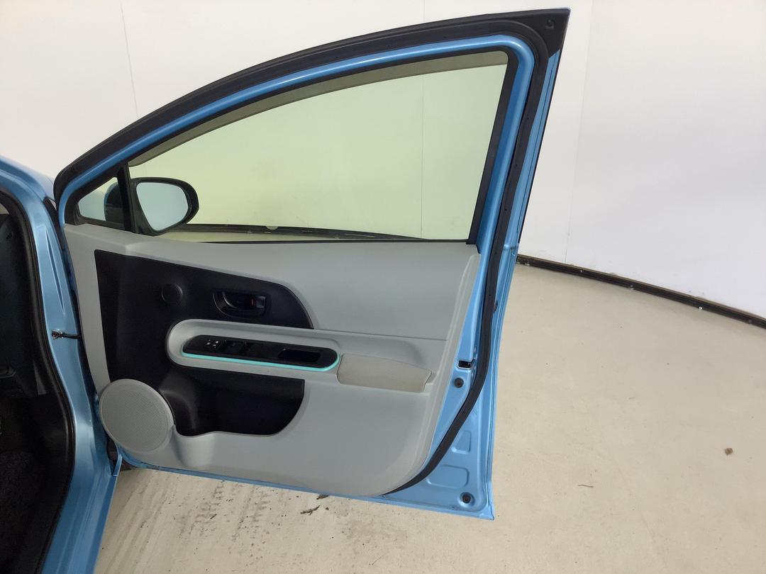 Photo '15' of Toyota Aqua