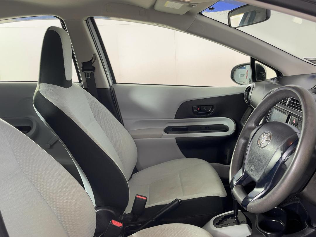 Photo '16' of Toyota Aqua