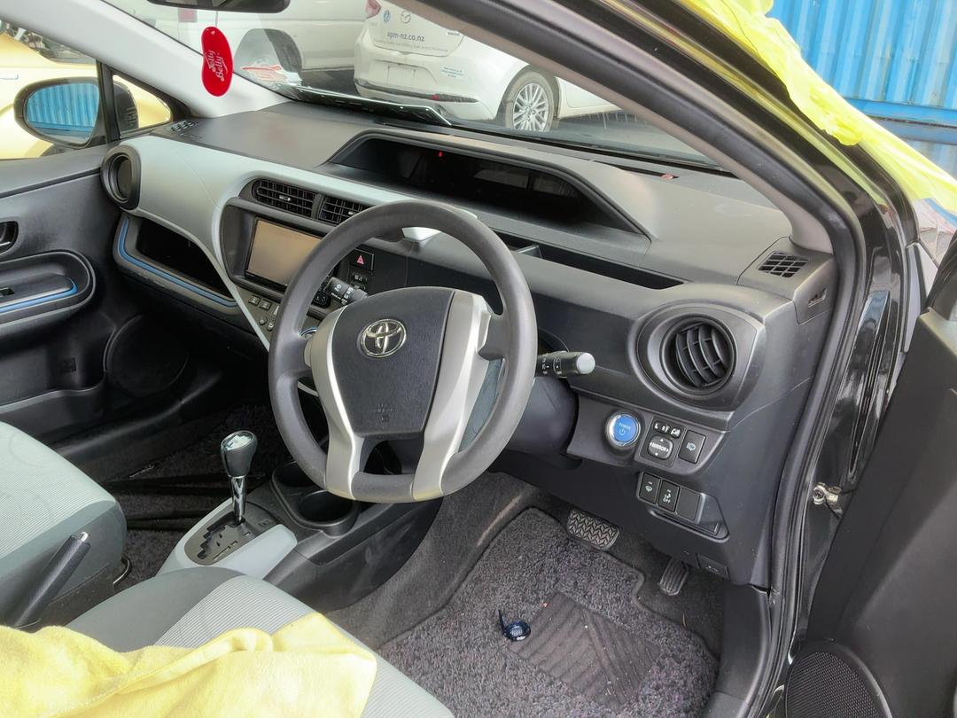 Photo '14' of Toyota Aqua