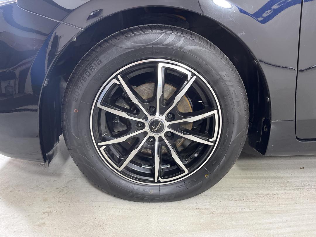 Photo '10' of Toyota Prius