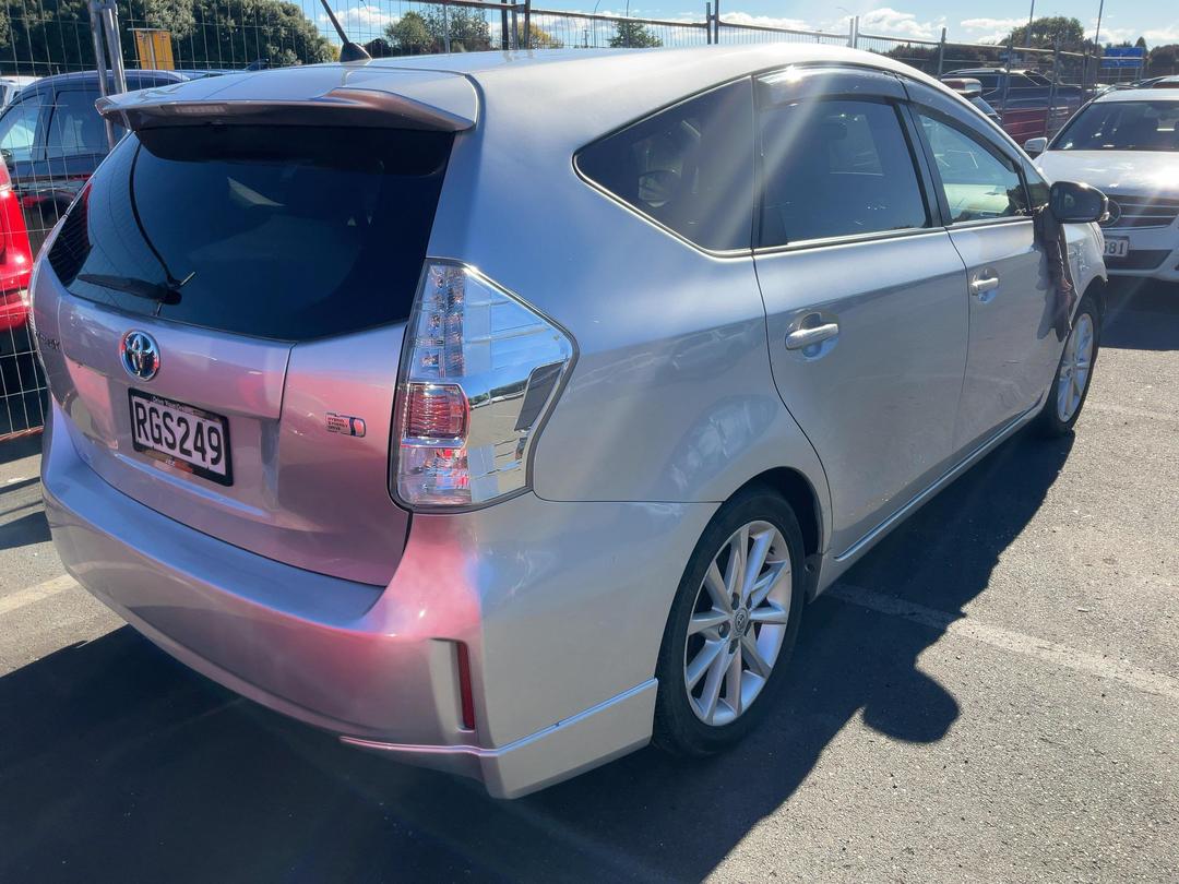 Photo '4' of Toyota Prius Alpha