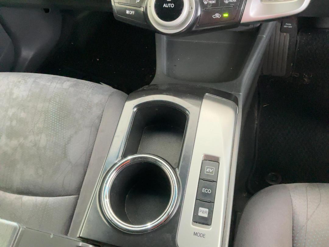 Photo '12' of Toyota Prius Alpha