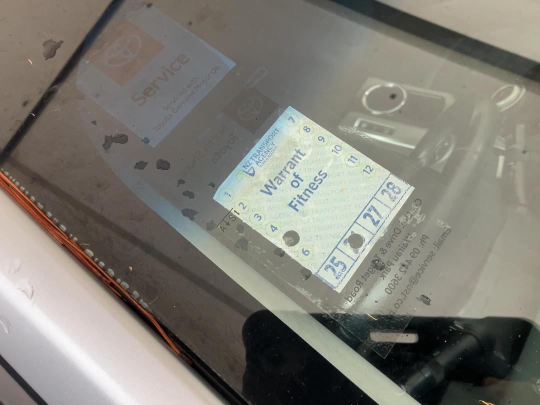 Photo '18' of Toyota Prius Alpha