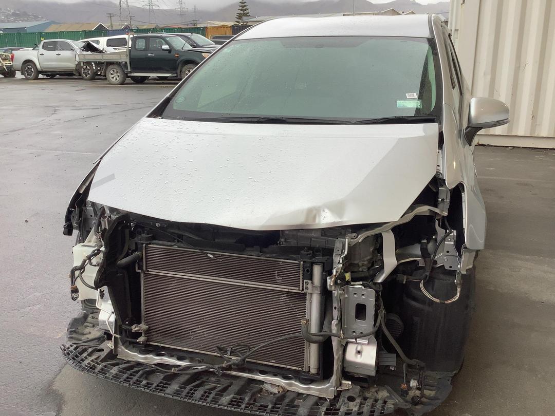 Photo '2' of Toyota Prius Alpha Hybrid