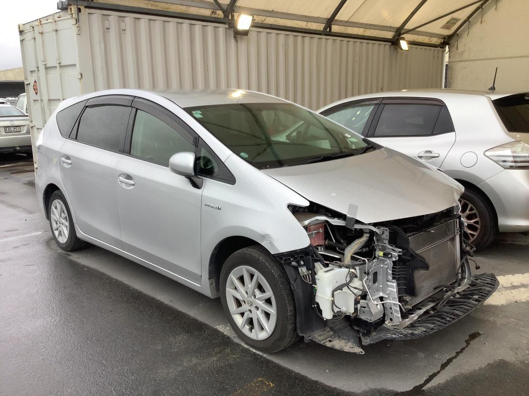 Photo '4' of Toyota Prius Alpha Hybrid
