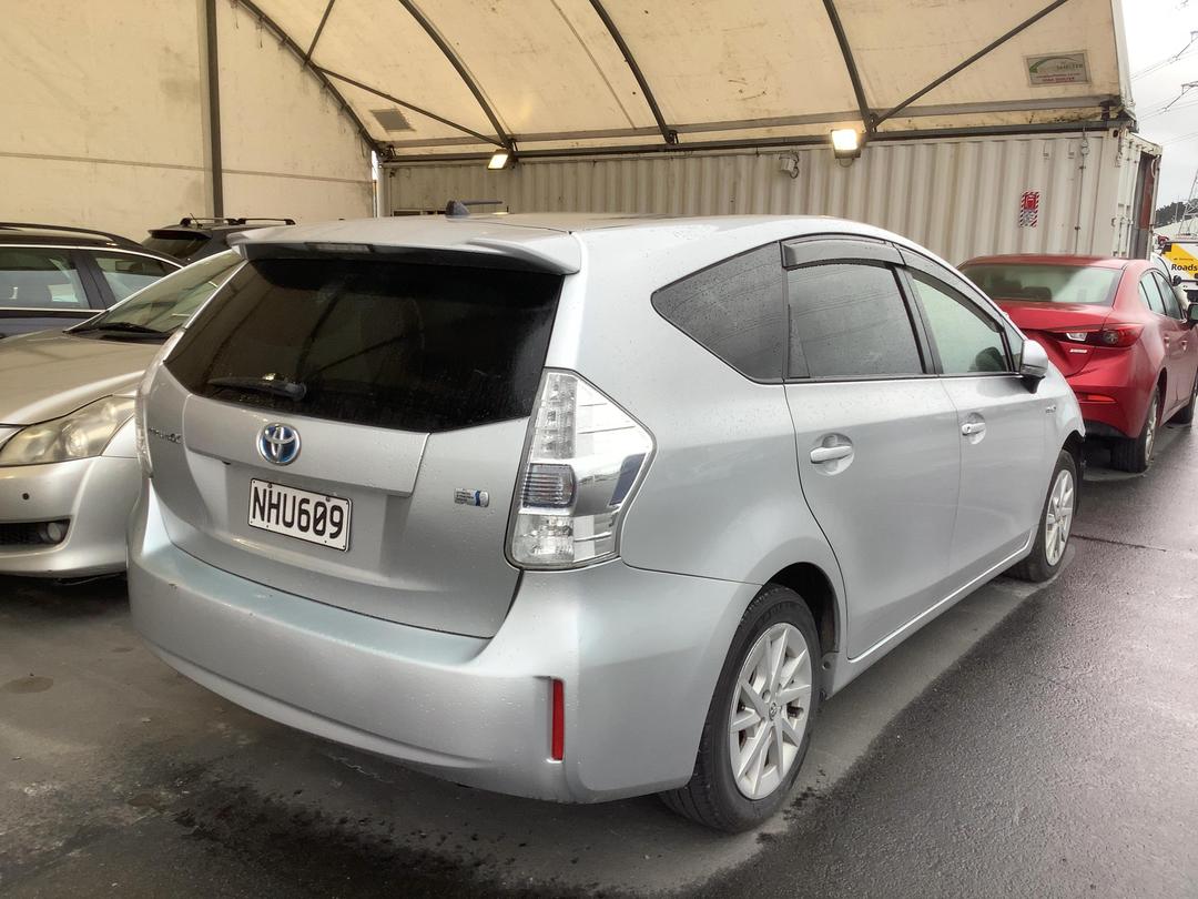 Photo '5' of Toyota Prius Alpha Hybrid