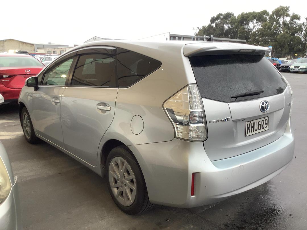 Photo '6' of Toyota Prius Alpha Hybrid