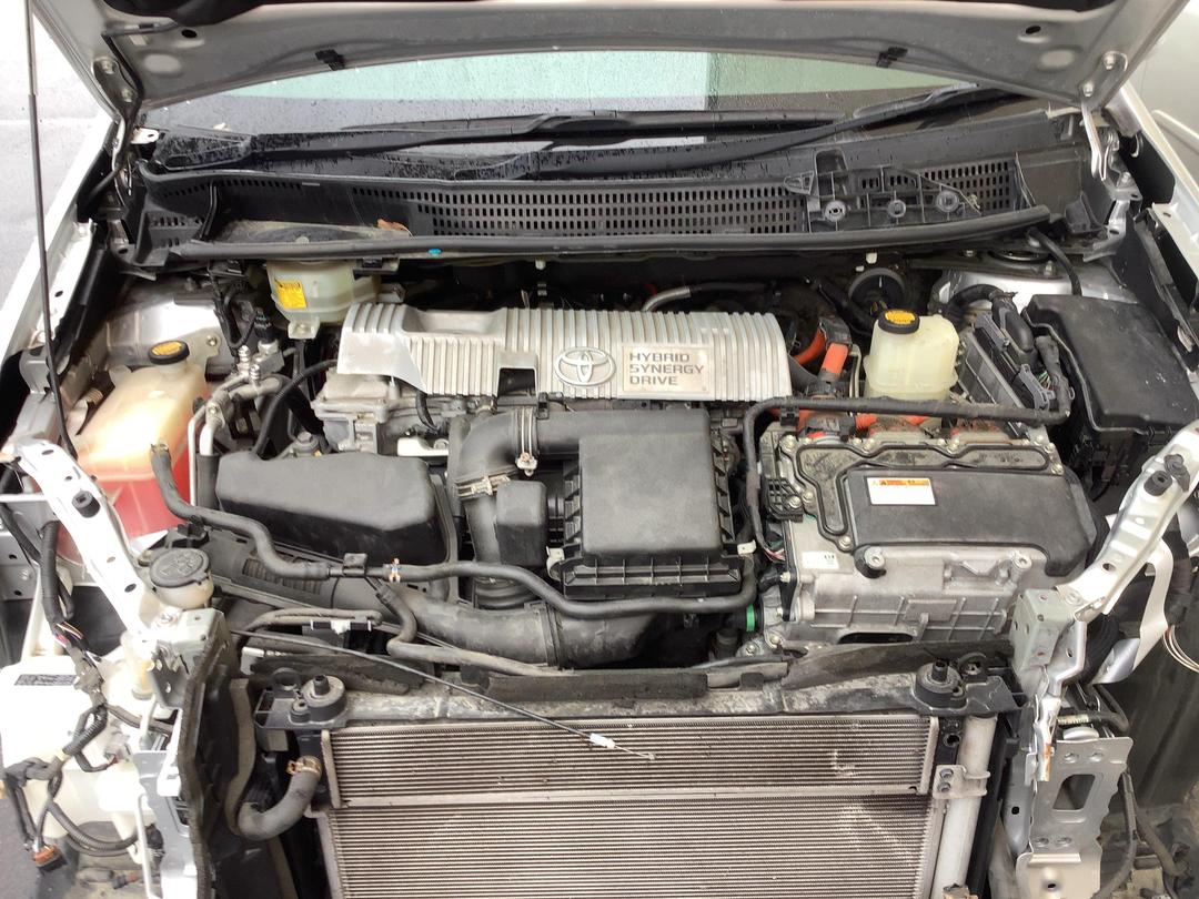 Photo '7' of Toyota Prius Alpha Hybrid