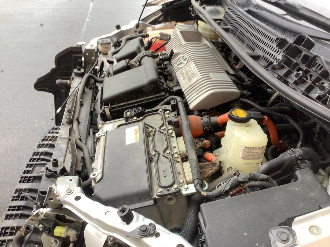 Photo '8' of Toyota Prius Alpha Hybrid