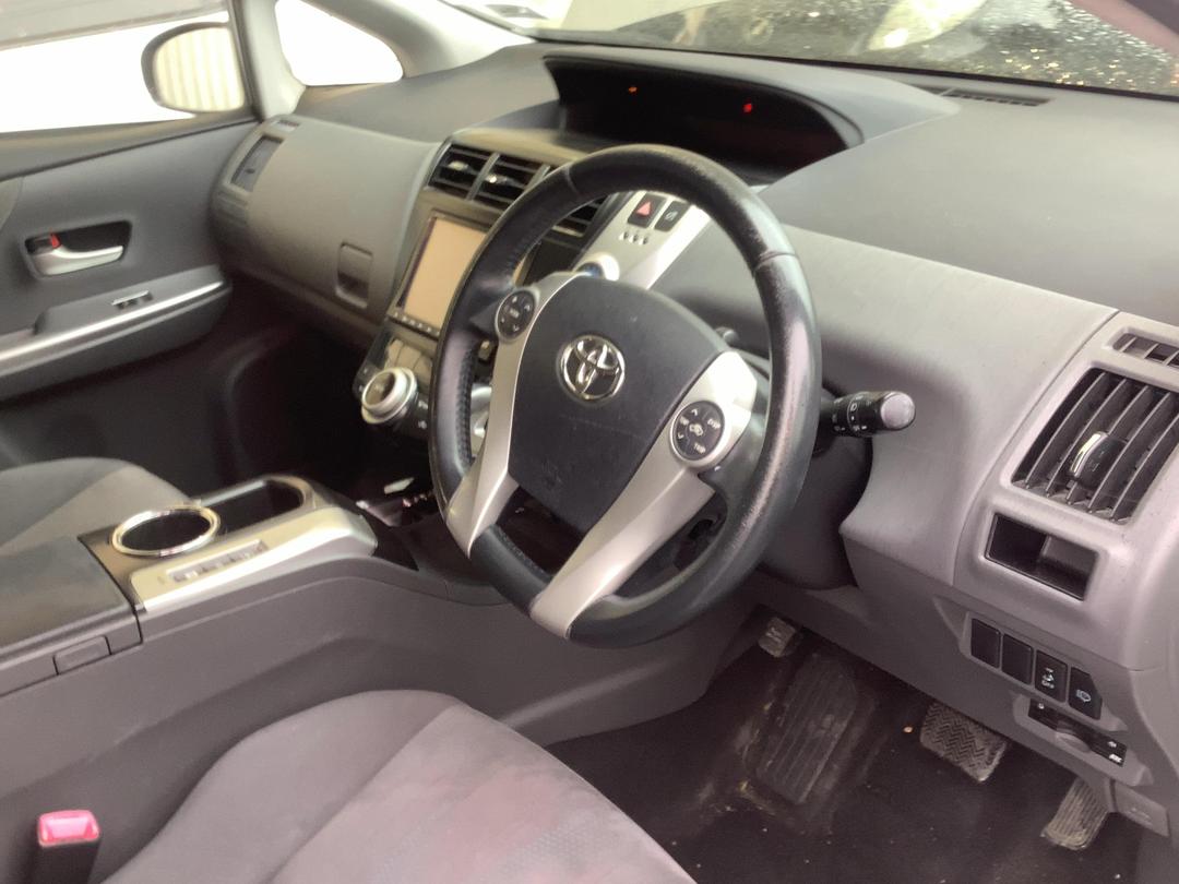 Photo '13' of Toyota Prius Alpha Hybrid