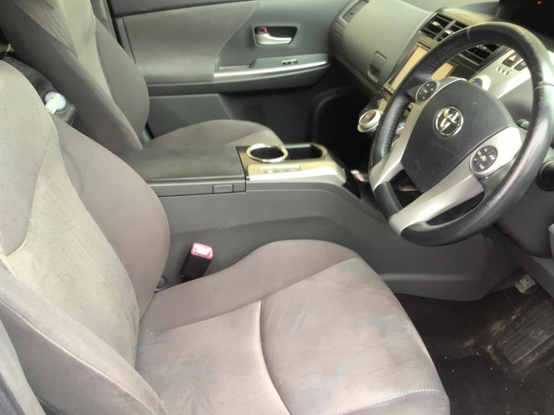 Photo '14' of Toyota Prius Alpha Hybrid