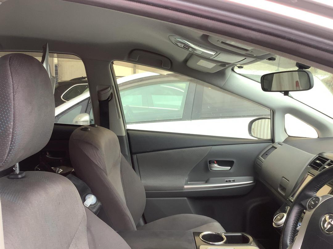 Photo '15' of Toyota Prius Alpha Hybrid
