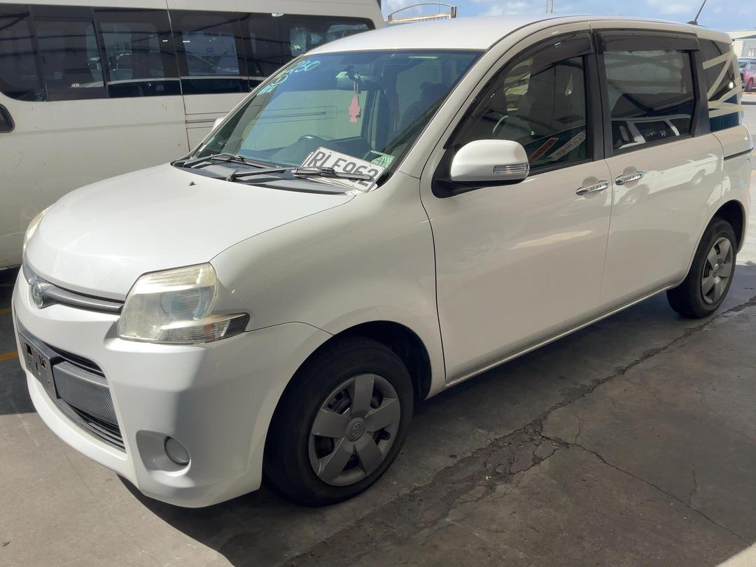Photo '3' of Toyota Sienta Photo '3' of Toyota Sienta