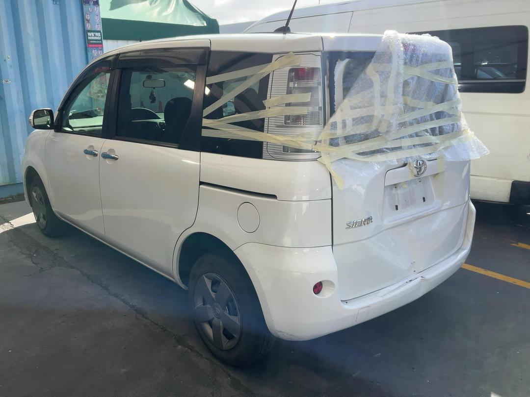 Photo '4' of Toyota Sienta Photo '4' of Toyota Sienta