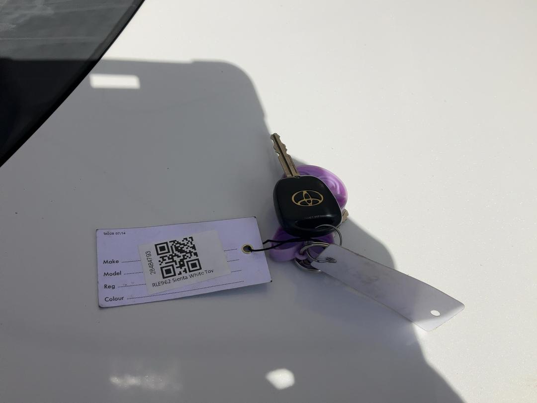 Photo '12' of Toyota Sienta Photo '12' of Toyota Sienta