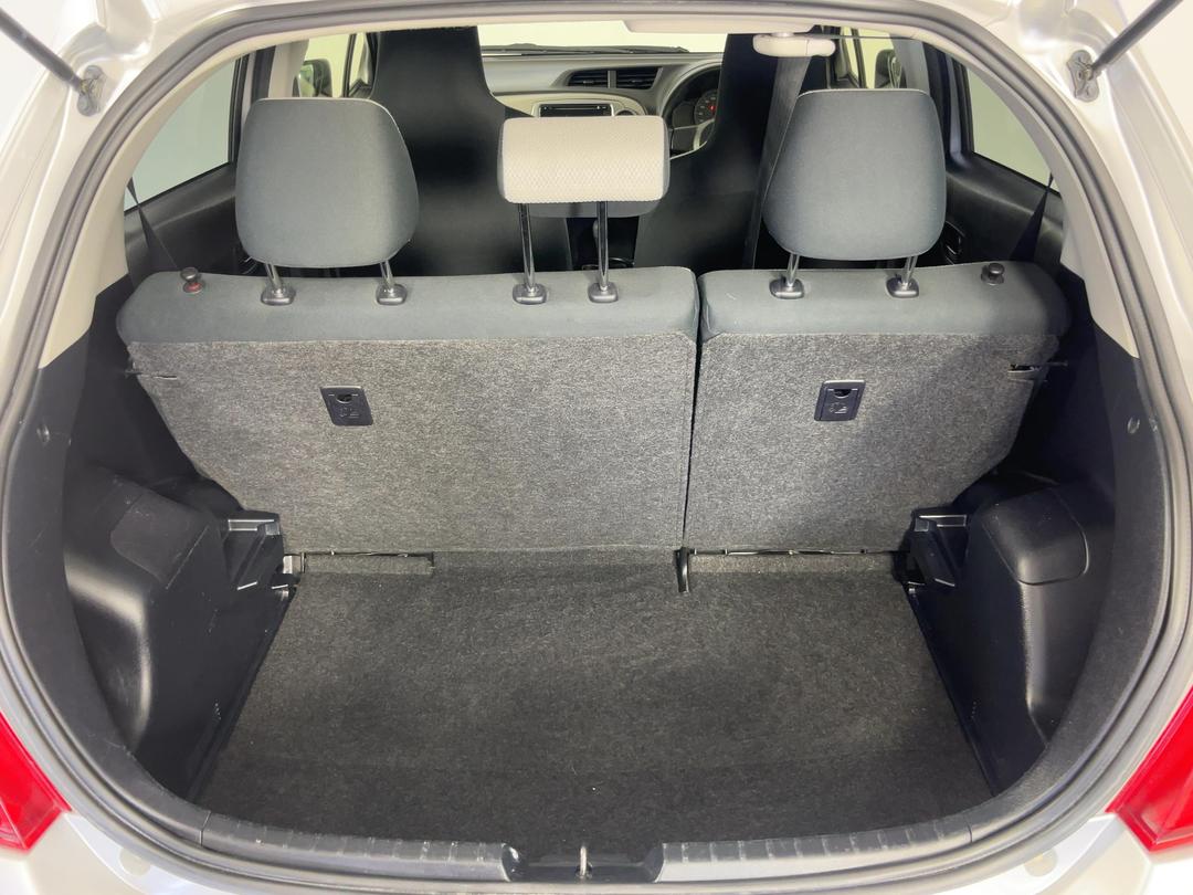 Photo '14' of Toyota Vitz