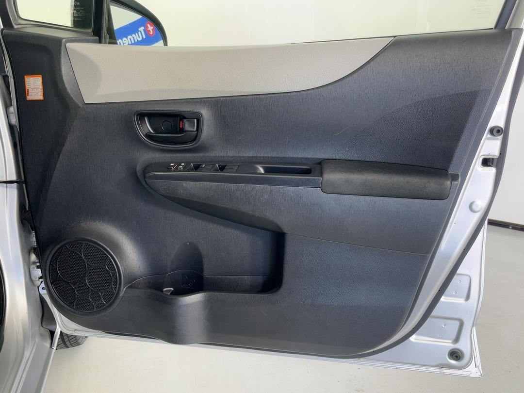 Photo '15' of Toyota Vitz