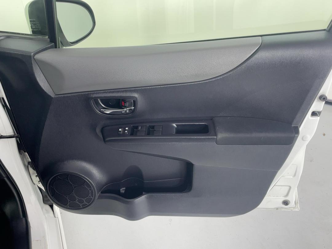 Photo '15' of Toyota Vitz