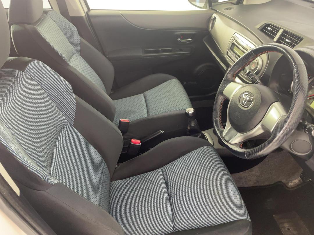 Photo '16' of Toyota Vitz