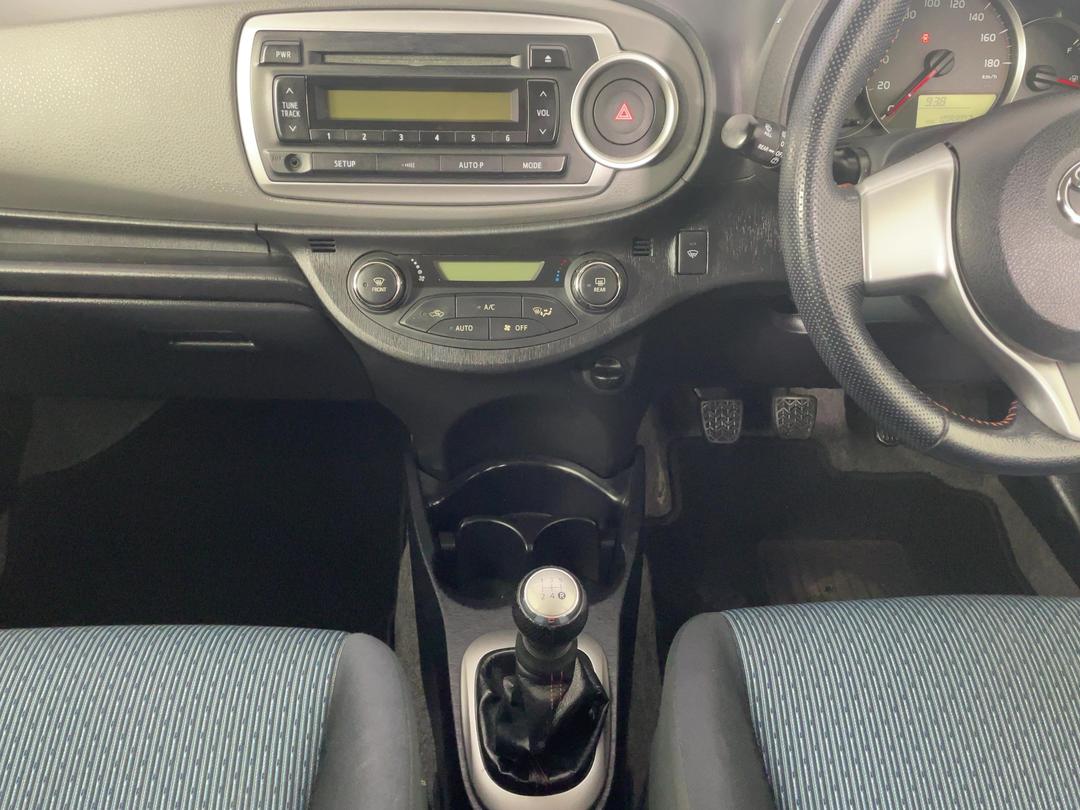 Photo '18' of Toyota Vitz