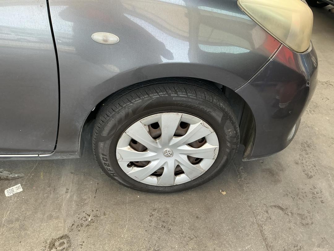 Photo '18' of Toyota Yaris YR